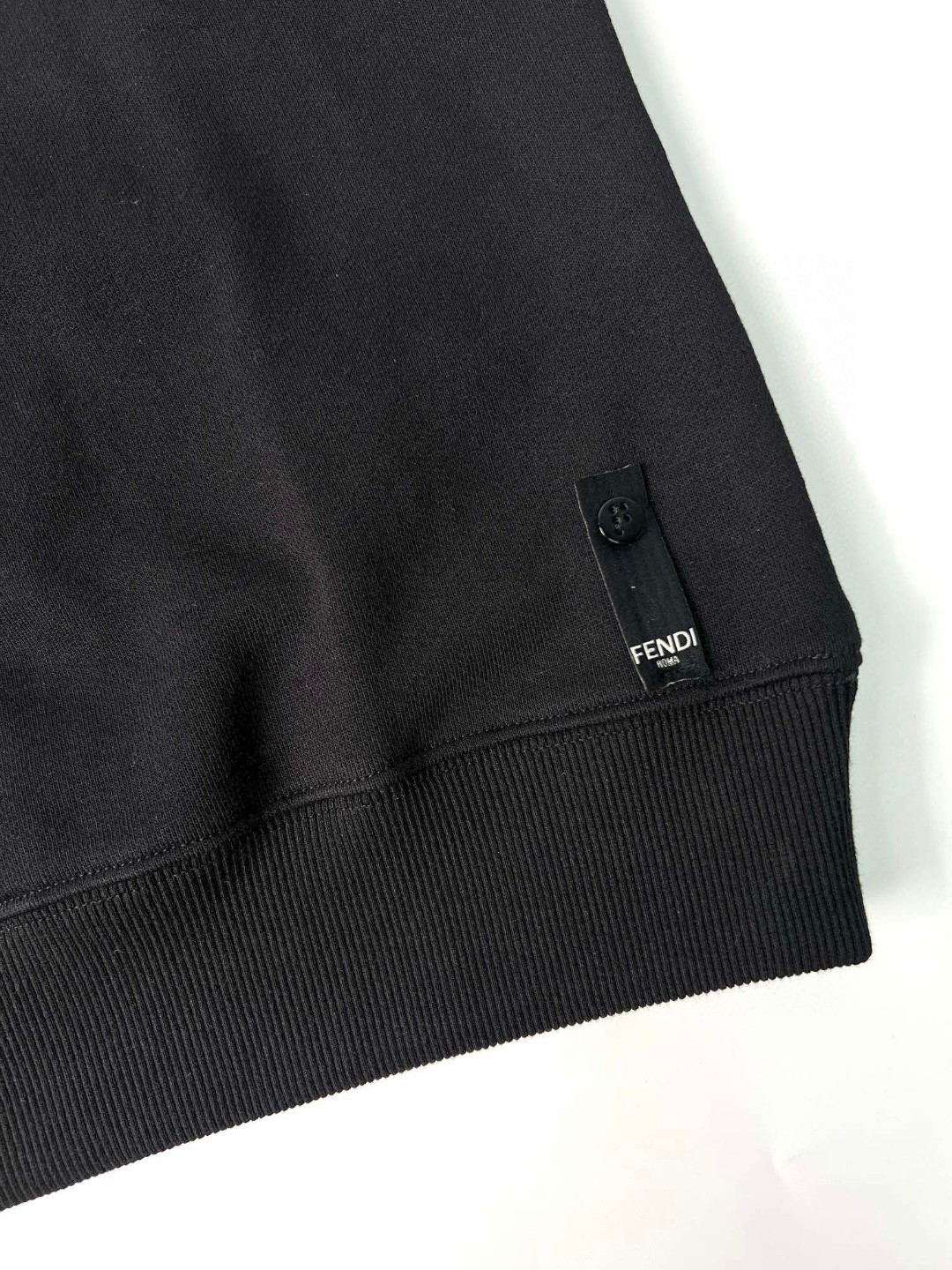 FENDI 芬迪 拉链口袋 圆领卫衣 长袖 套头 黑色 FY3938APN0F0QA1