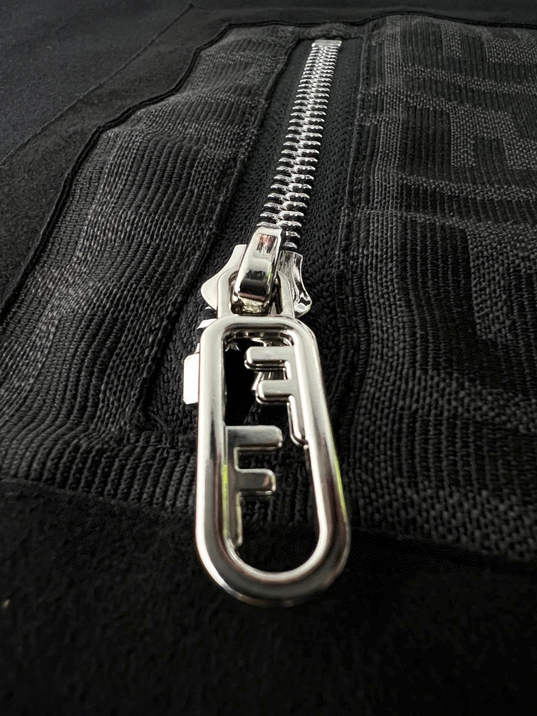 FENDI 芬迪 拉链口袋 圆领卫衣 长袖 套头 黑色 FY3938APN0F0QA1