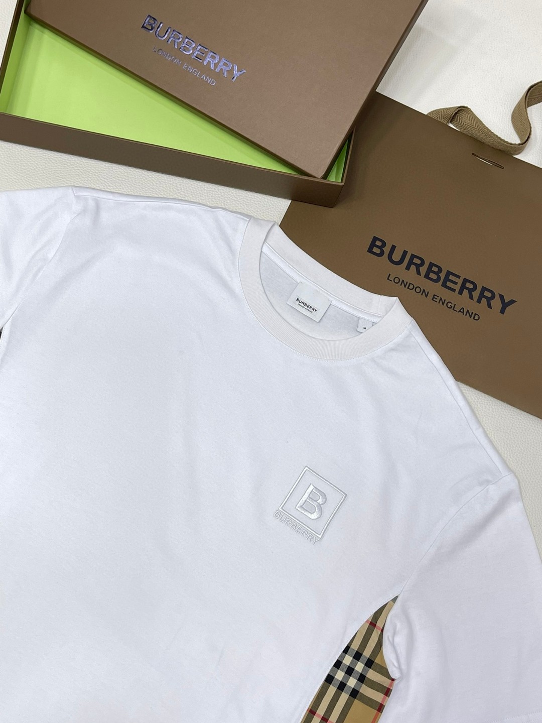 Burberry 巴宝莉 格纹拼接字母logo刺绣图案短袖 T恤 圆领 短款 夏季 黑色 白色 80331011