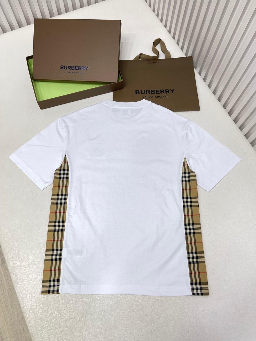 Burberry 巴宝莉 格纹拼接字母logo刺绣图案短袖 T恤 圆领 短款 夏季 黑色 白色 80331011