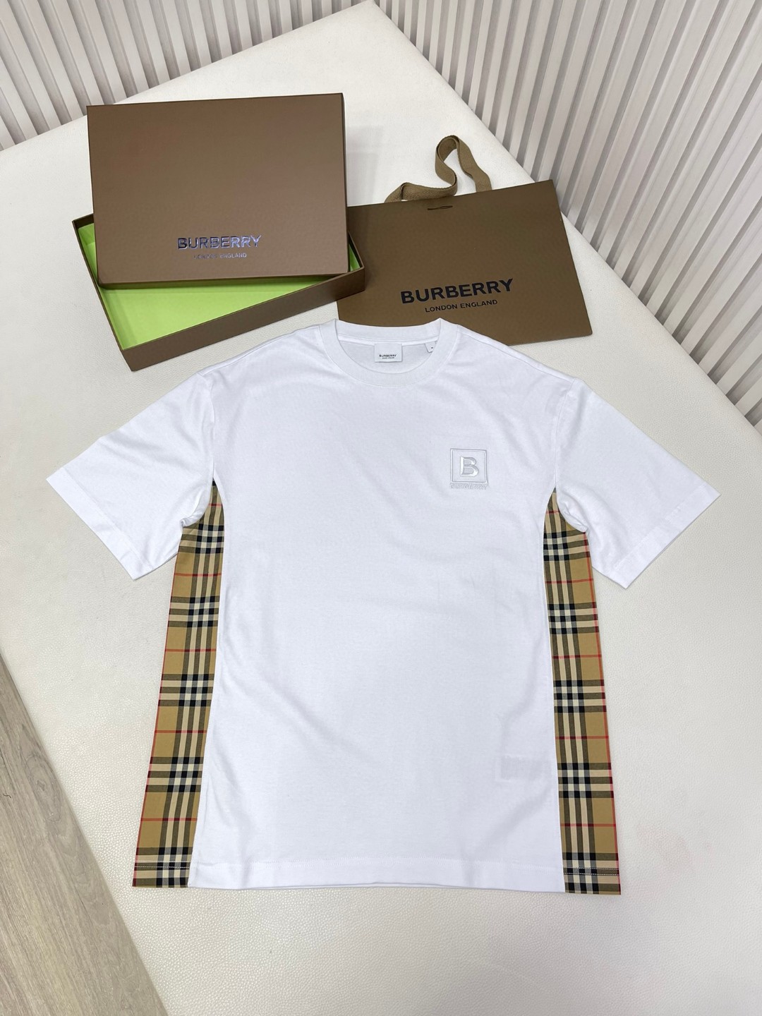 Burberry 巴宝莉 格纹拼接字母logo刺绣图案短袖 T恤 圆领 短款 夏季 黑色 白色 80331011