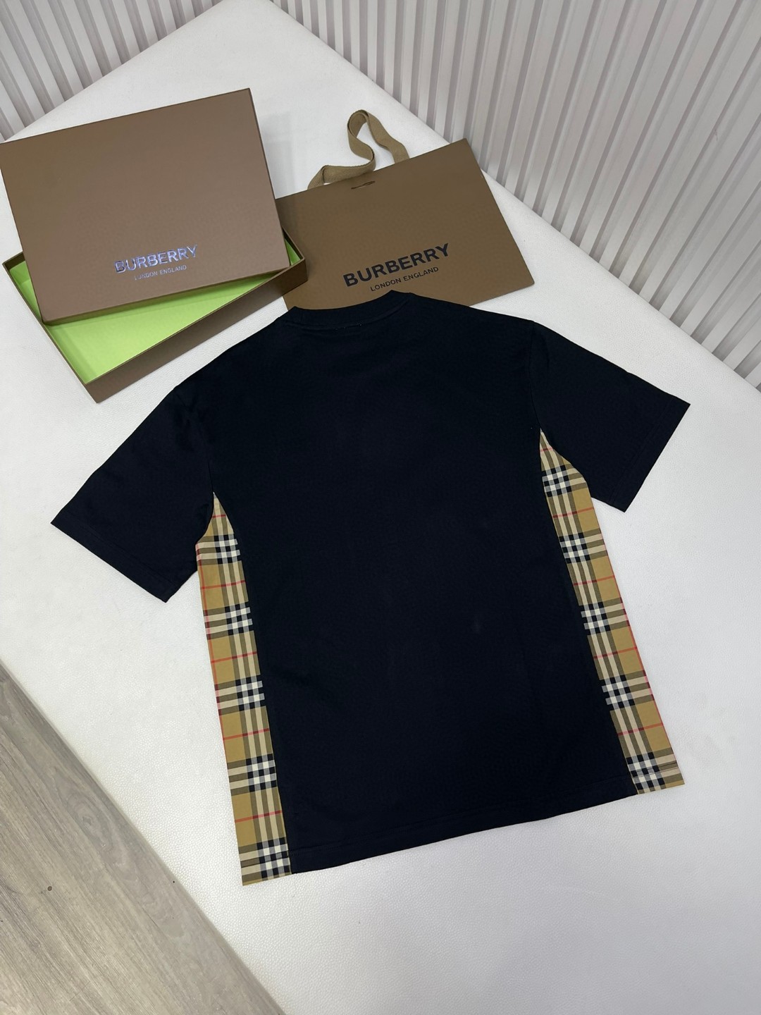 Burberry 巴宝莉 格纹拼接字母logo刺绣图案短袖 T恤 圆领 短款 夏季 黑色 白色 80331011