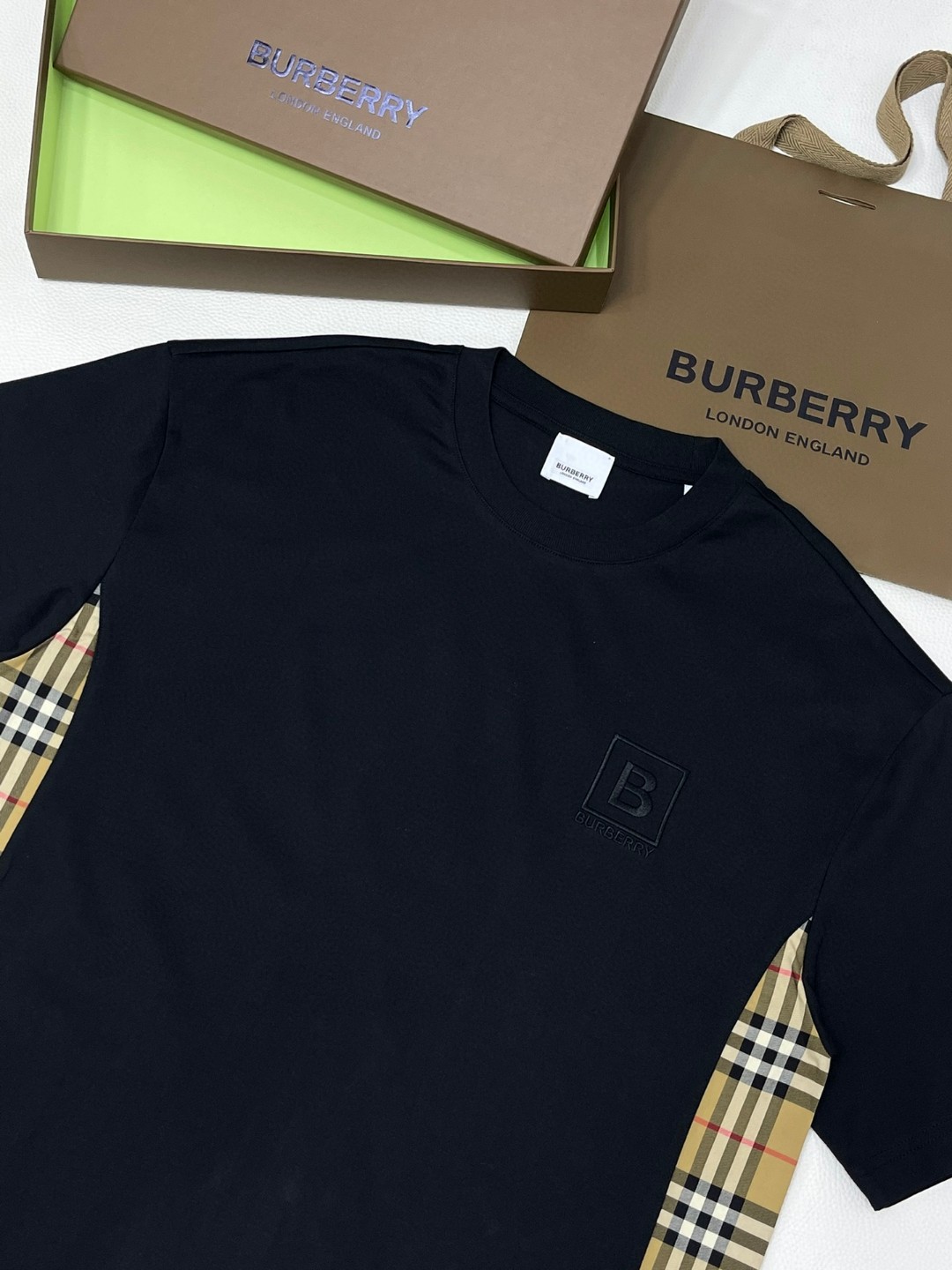 Burberry 巴宝莉 格纹拼接字母logo刺绣图案短袖 T恤 圆领 短款 夏季 黑色 白色 80331011