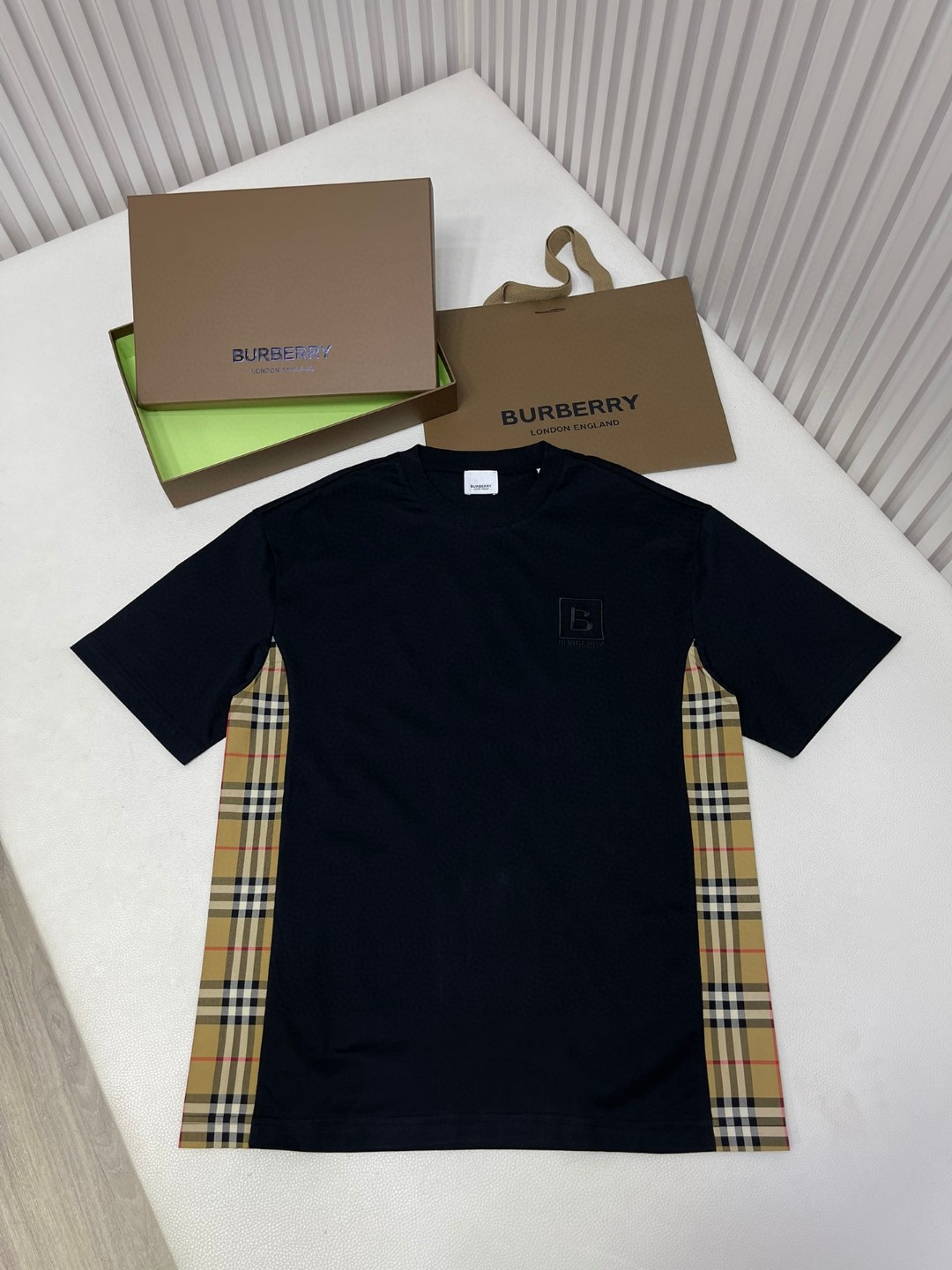 Burberry 巴宝莉 格纹拼接字母logo刺绣图案短袖 T恤 圆领 短款 夏季 黑色 白色 80331011