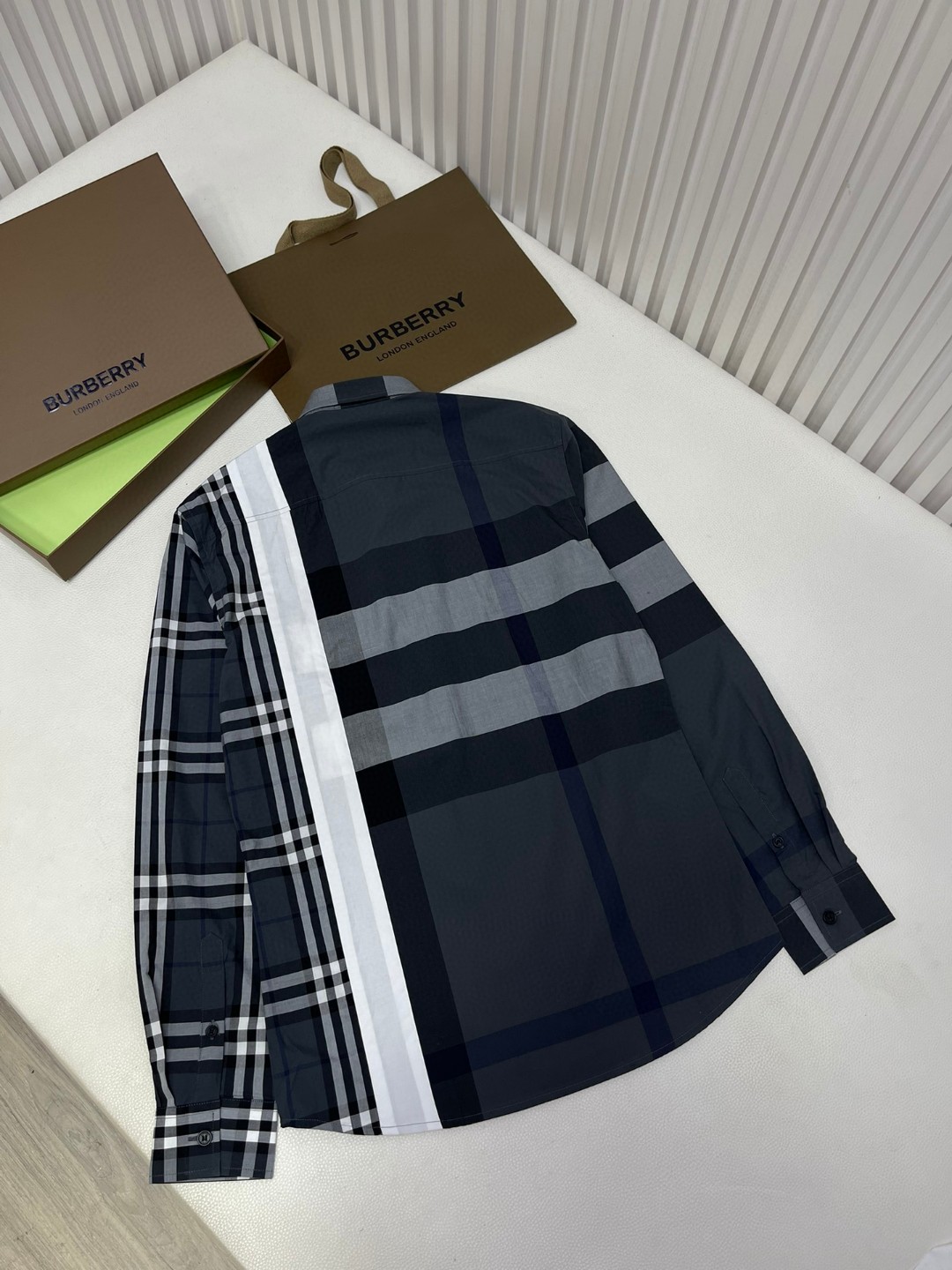 Burberry 巴宝莉 格纹字母logo印花衬衫 长袖 外套 秋冬款 米色 灰色 80331011