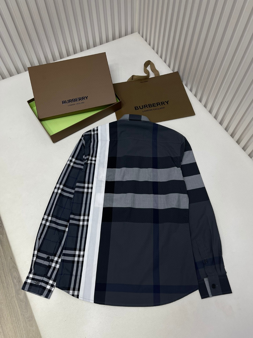 Burberry 巴宝莉 格纹字母logo印花衬衫 长袖 外套 秋冬款 米色 灰色 80331011