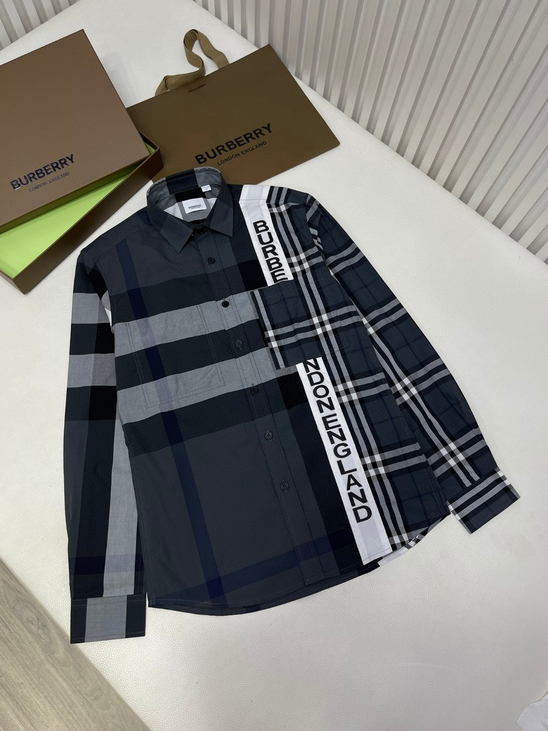Burberry 巴宝莉 格纹字母logo印花衬衫 长袖 外套 秋冬款 米色 灰色 80331011