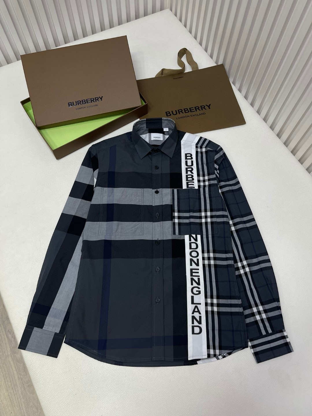 Burberry 巴宝莉 格纹字母logo印花衬衫 长袖 外套 秋冬款 米色 灰色 80331011