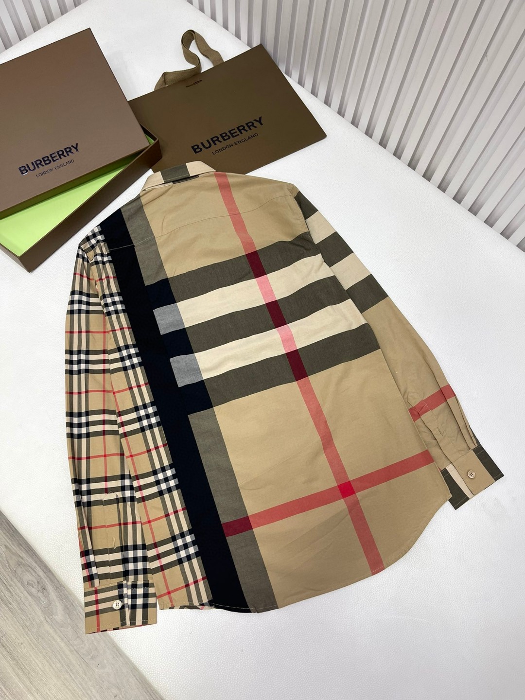 Burberry 巴宝莉 格纹字母logo印花衬衫 长袖 外套 秋冬款 米色 灰色 80331011