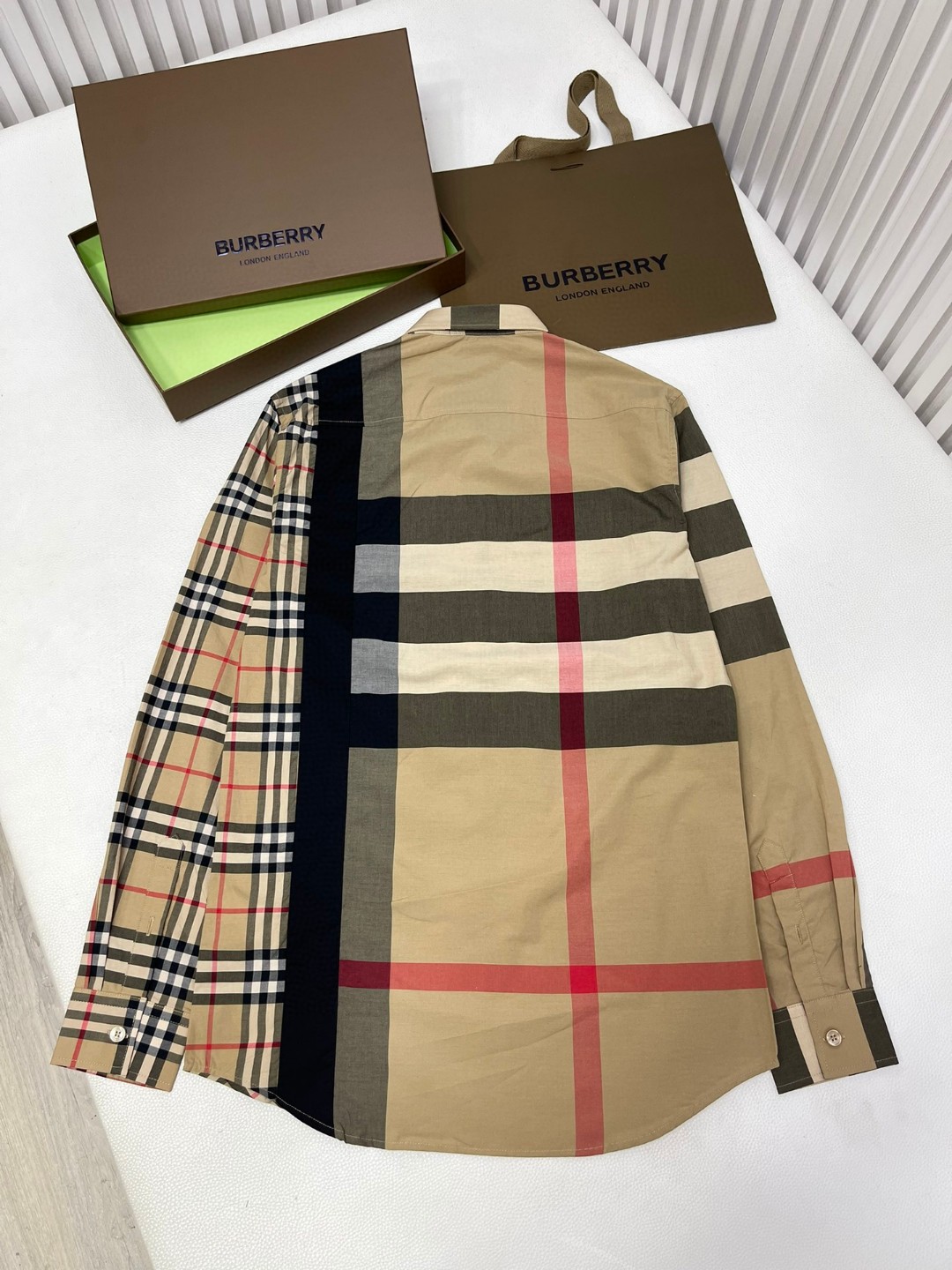 Burberry 巴宝莉 格纹字母logo印花衬衫 长袖 外套 秋冬款 米色 灰色 80331011