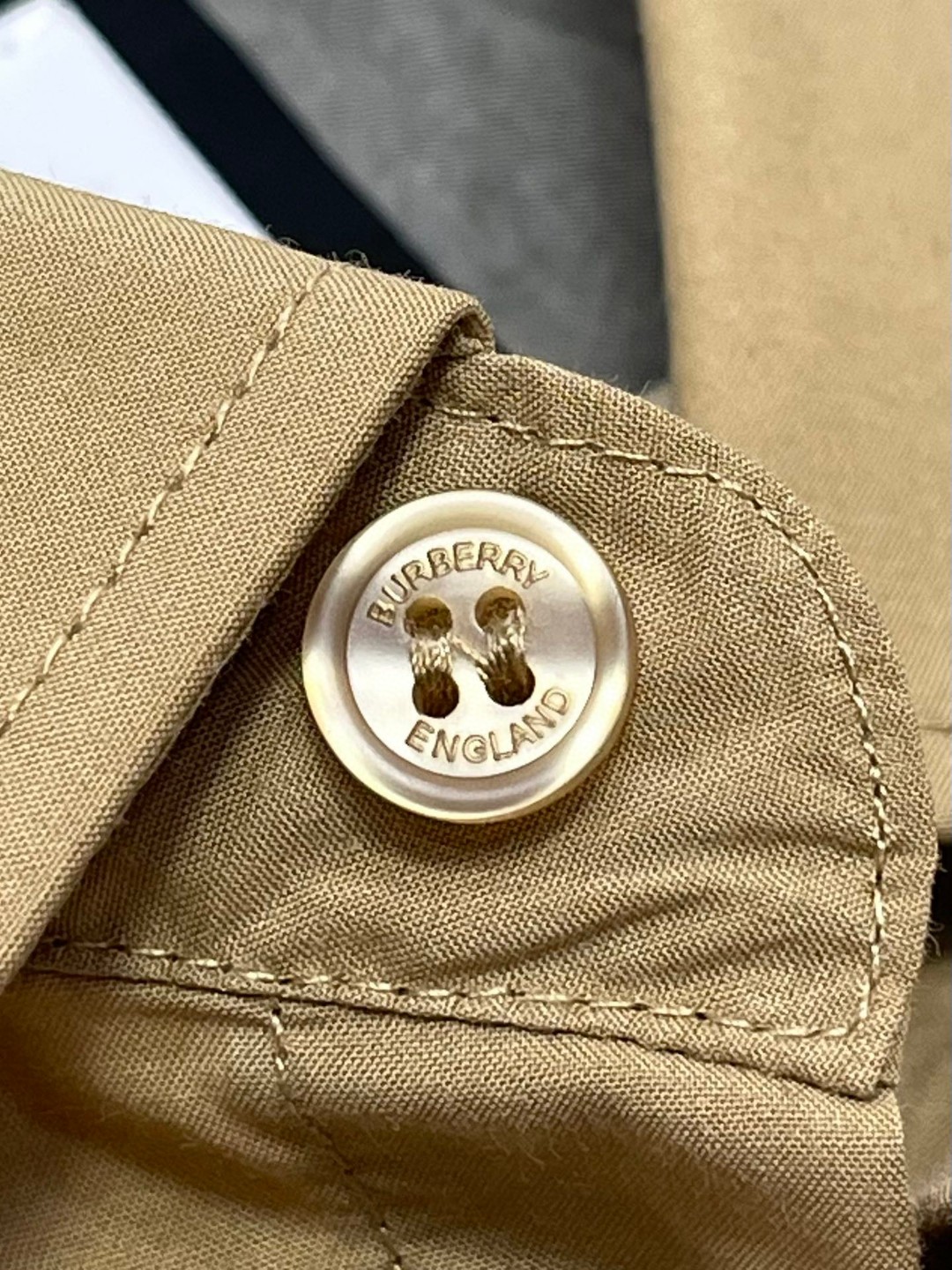 Burberry 巴宝莉 格纹字母logo印花衬衫 长袖 外套 秋冬款 米色 灰色 80331011