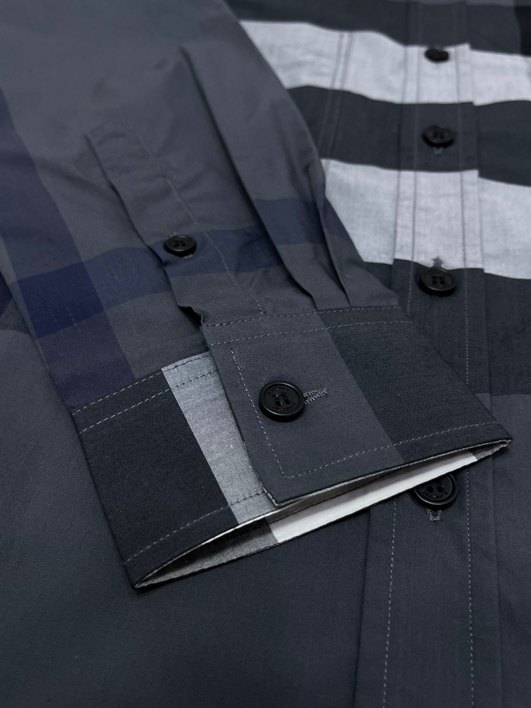 Burberry 巴宝莉 格纹字母logo印花衬衫 长袖 外套 秋冬款 米色 灰色 80331011