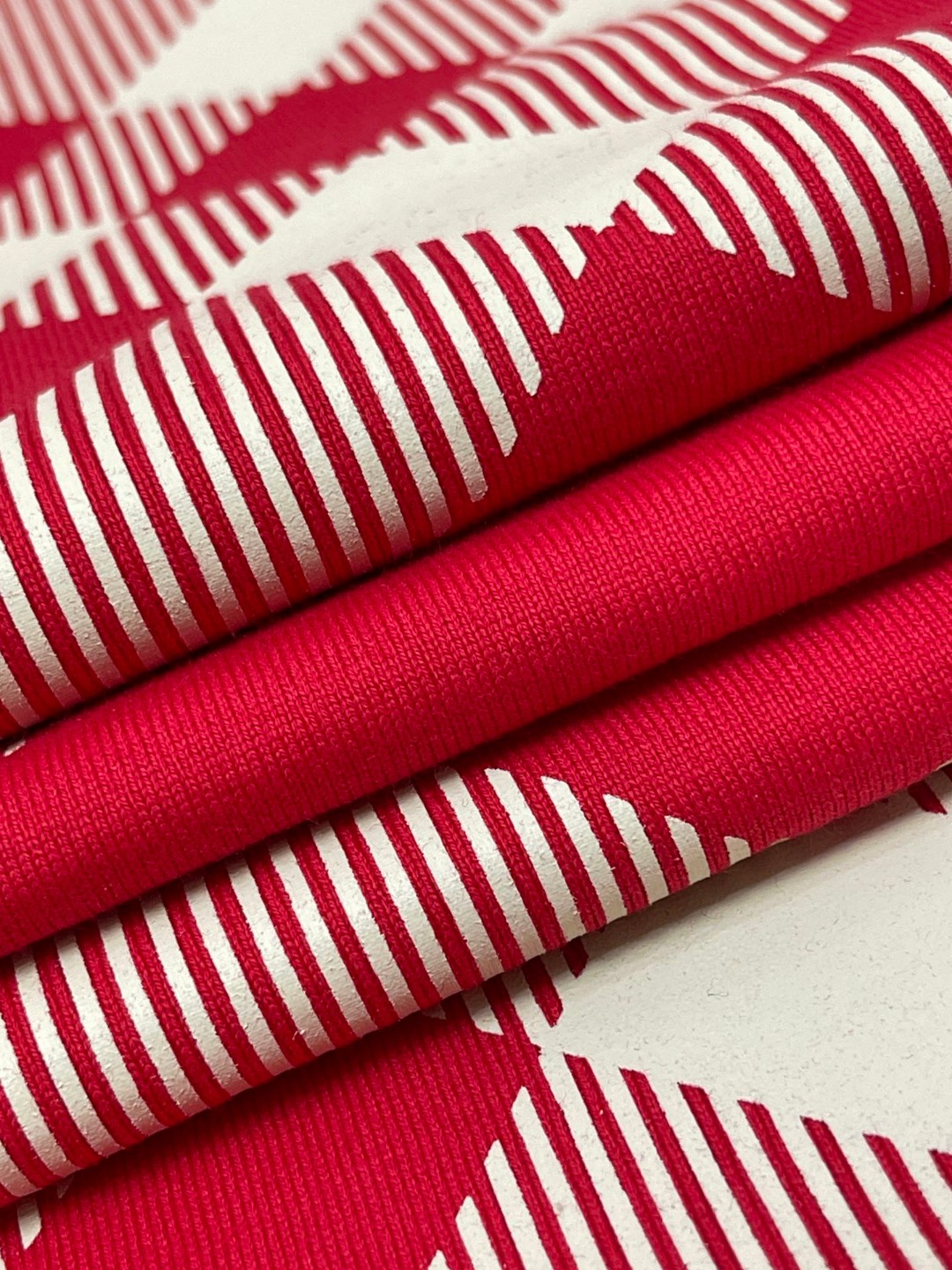 Burberry 巴宝莉 格纹短袖 T恤 圆领 短款 夏季 蓝色 红色