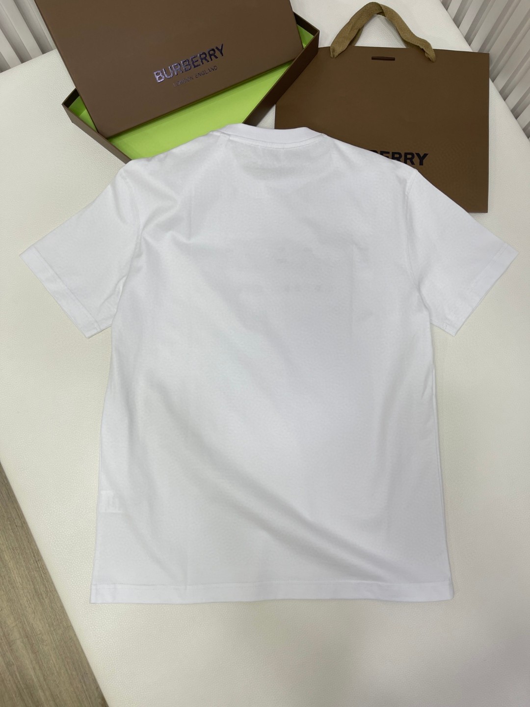 Burberry 巴宝莉 字母logo刺绣图案短袖 T恤 圆领 短款 夏季 黑色 白色 