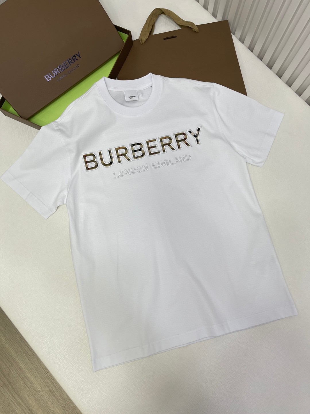 Burberry 巴宝莉 字母logo刺绣图案短袖 T恤 圆领 短款 夏季 黑色 白色 