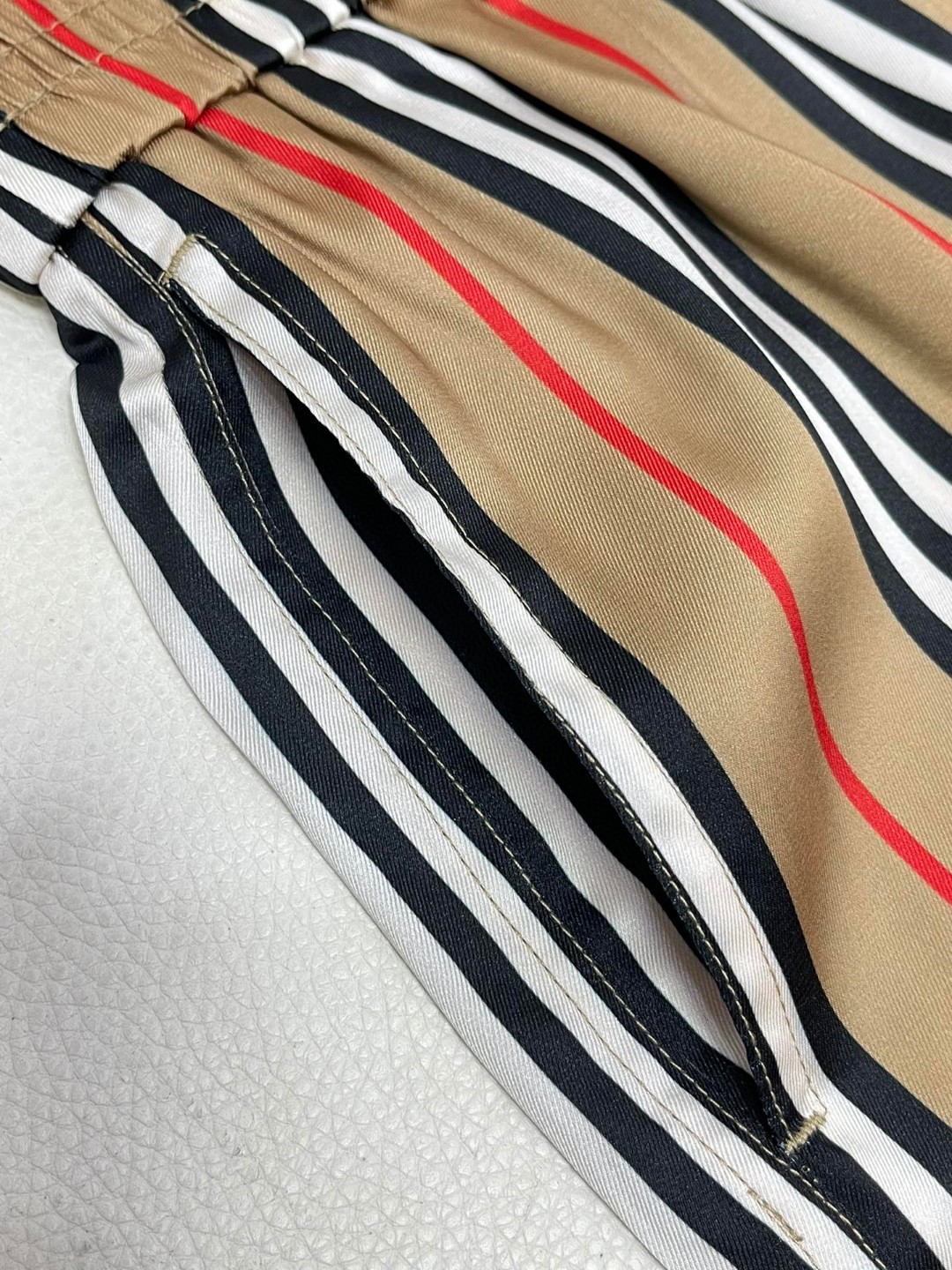 Burberry 巴宝莉 格纹丝质松紧腰 短裤 裤子 休闲裤 棕色 8014286