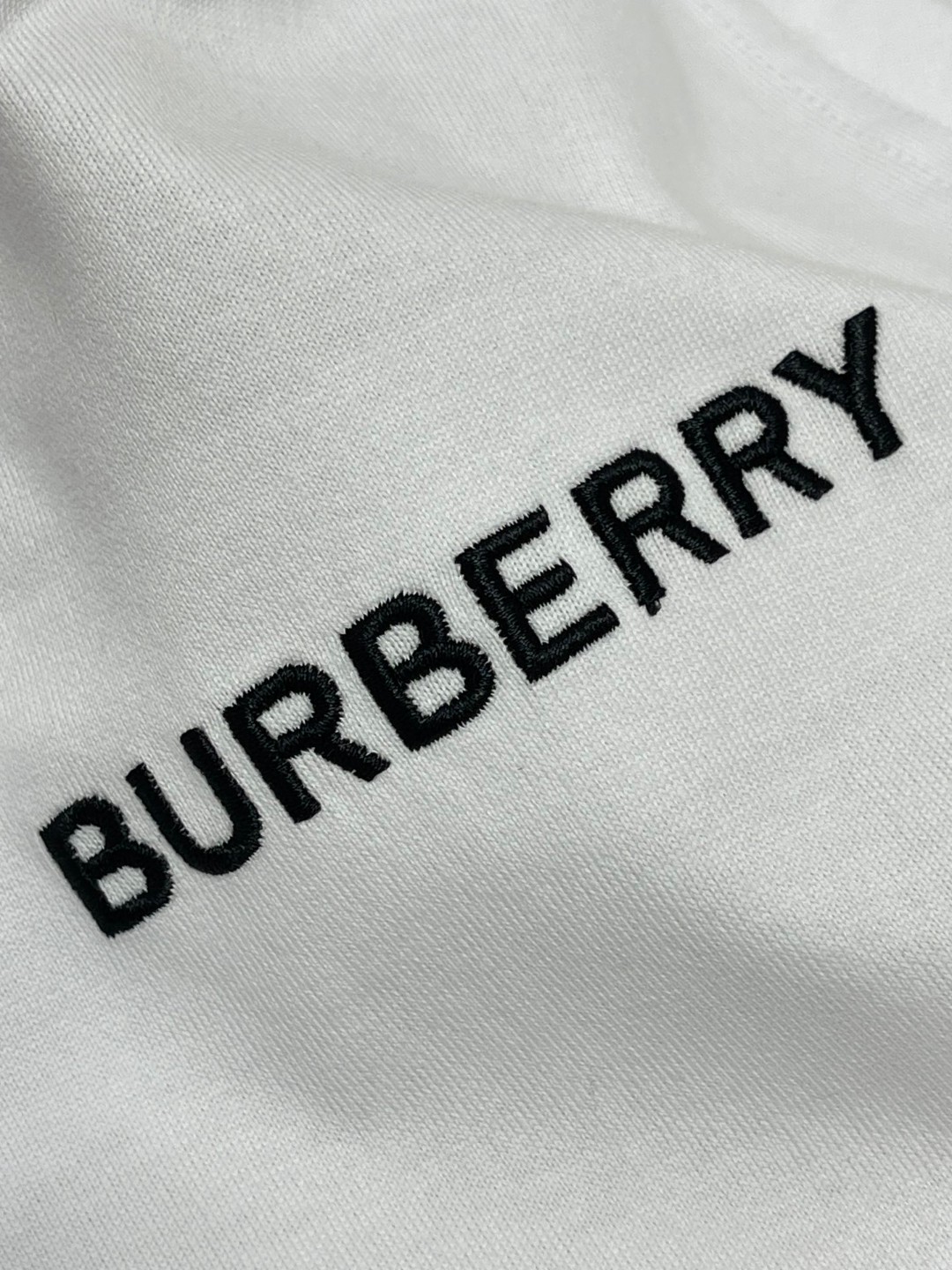 Burberry 巴宝莉 格纹领口刺绣字母logo短袖 T恤 圆领 短款 夏季 黑色 白色 8007695-A1189