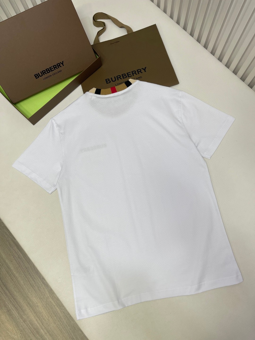 Burberry 巴宝莉 格纹领口刺绣字母logo短袖 T恤 圆领 短款 夏季 黑色 白色 8007695-A1189