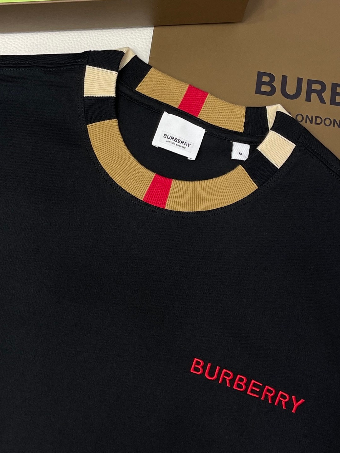 Burberry 巴宝莉 格纹领口刺绣字母logo短袖 T恤 圆领 短款 夏季 黑色 白色 8007695-A1189