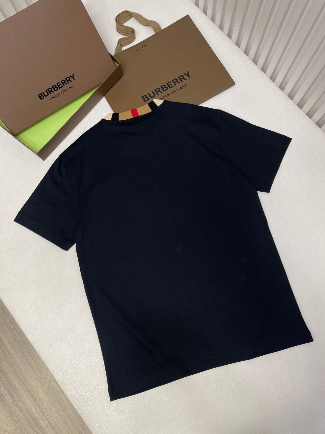 Burberry 巴宝莉 格纹领口刺绣字母logo短袖 T恤 圆领 短款 夏季 黑色 白色 8007695-A1189