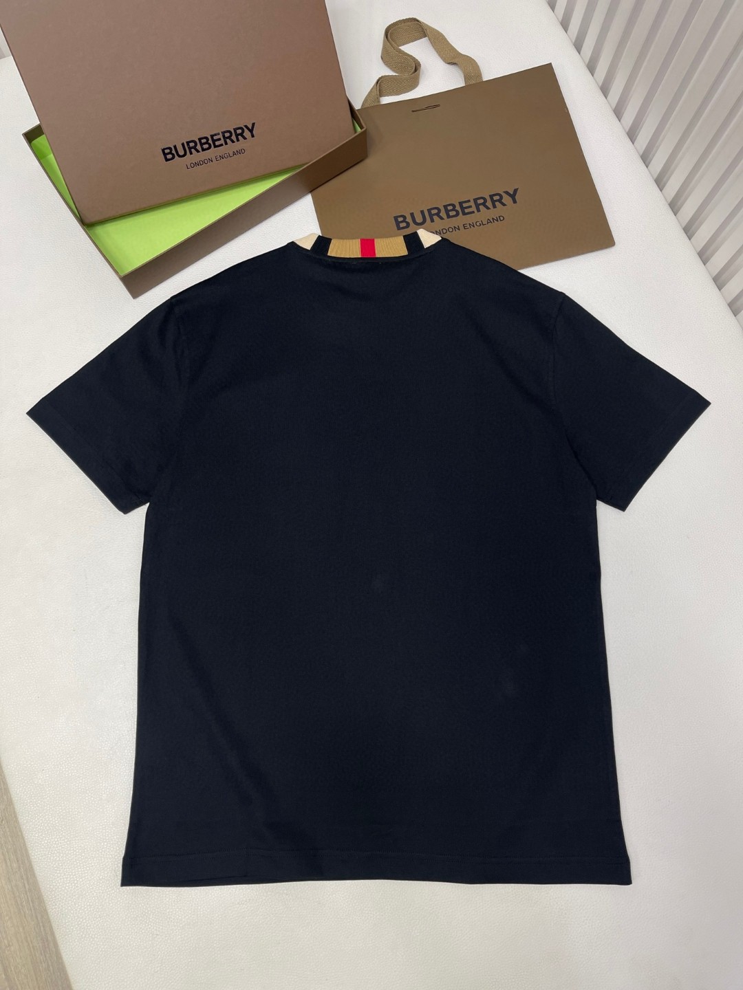 Burberry 巴宝莉 格纹领口刺绣字母logo短袖 T恤 圆领 短款 夏季 黑色 白色 8007695-A1189