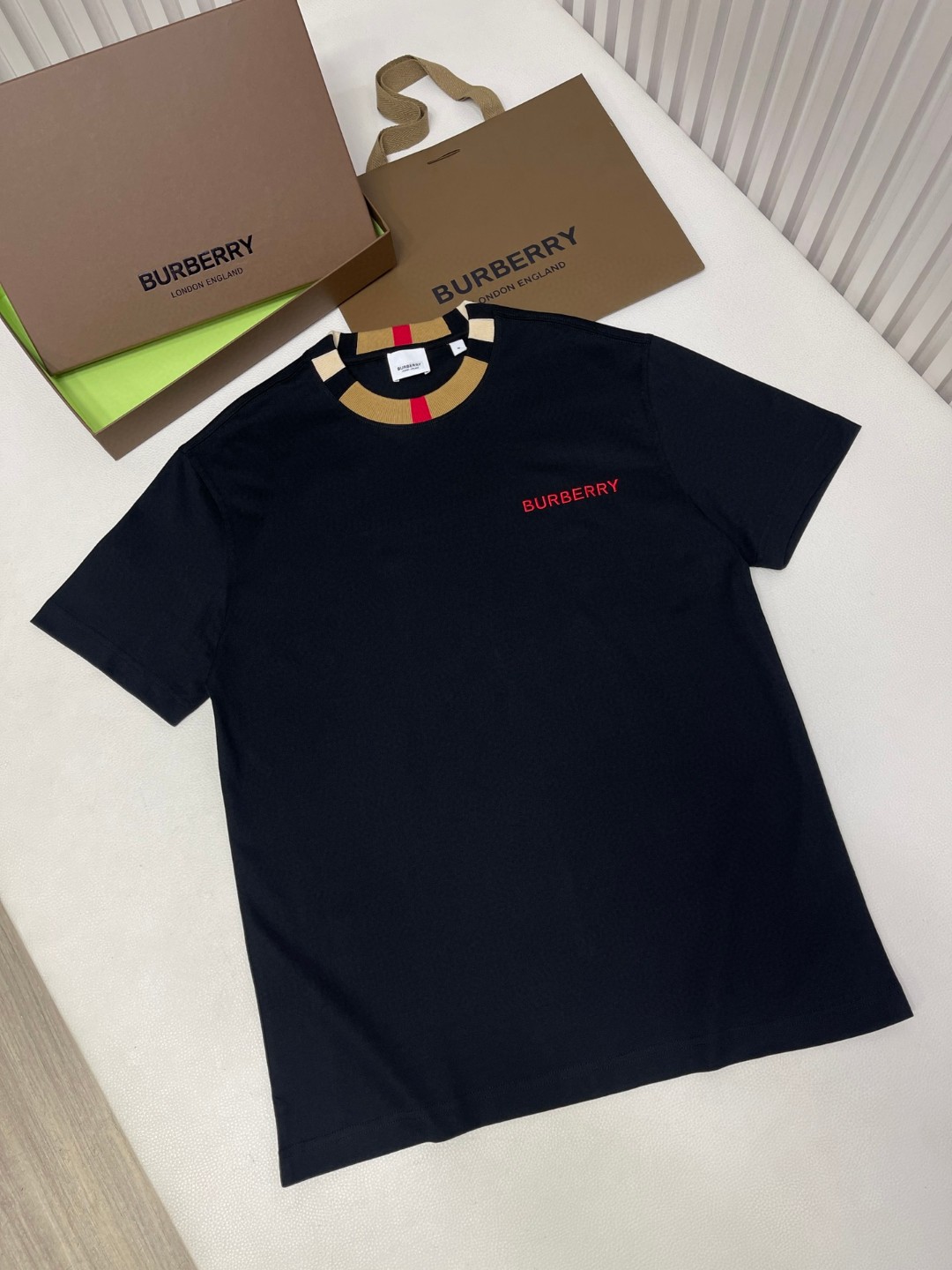 Burberry 巴宝莉 格纹领口刺绣字母logo短袖 T恤 圆领 短款 夏季 黑色 白色 8007695-A1189