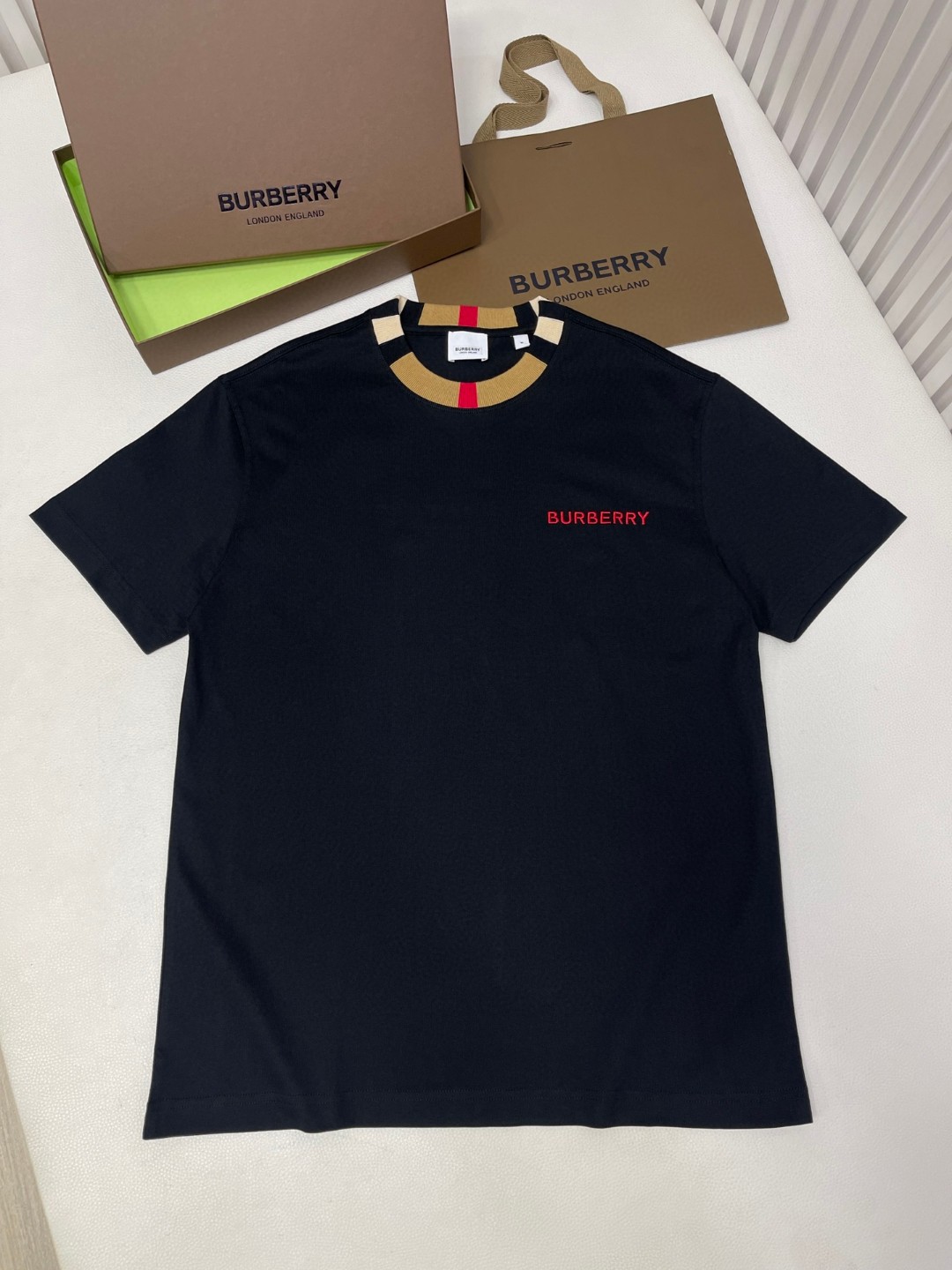 Burberry 巴宝莉 格纹领口刺绣字母logo短袖 T恤 圆领 短款 夏季 黑色 白色 8007695-A1189