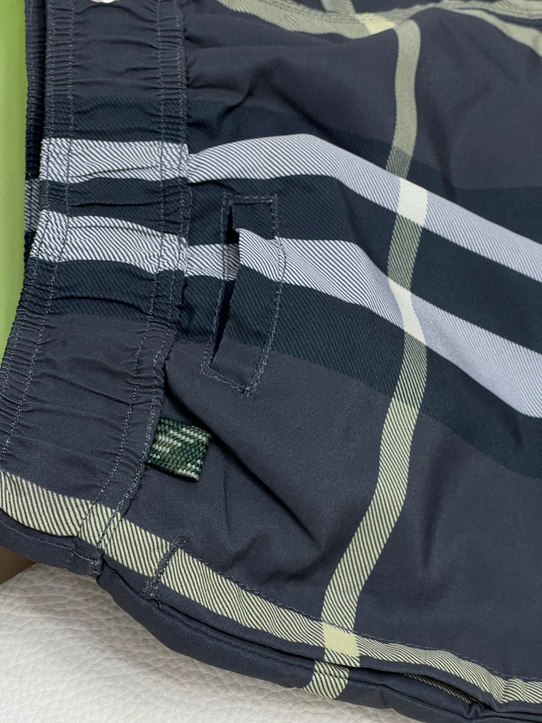 Burberry 巴宝莉 格纹抽绳游泳裤 短裤 裤子 灰色 80991651