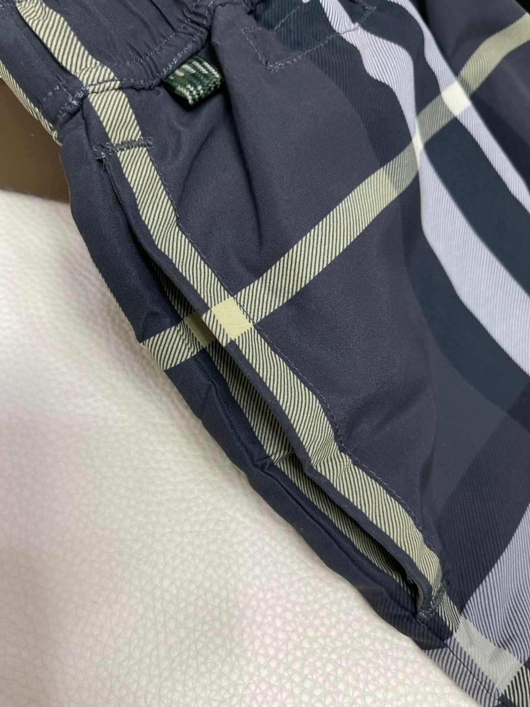 Burberry 巴宝莉 格纹抽绳游泳裤 短裤 裤子 灰色 80991651