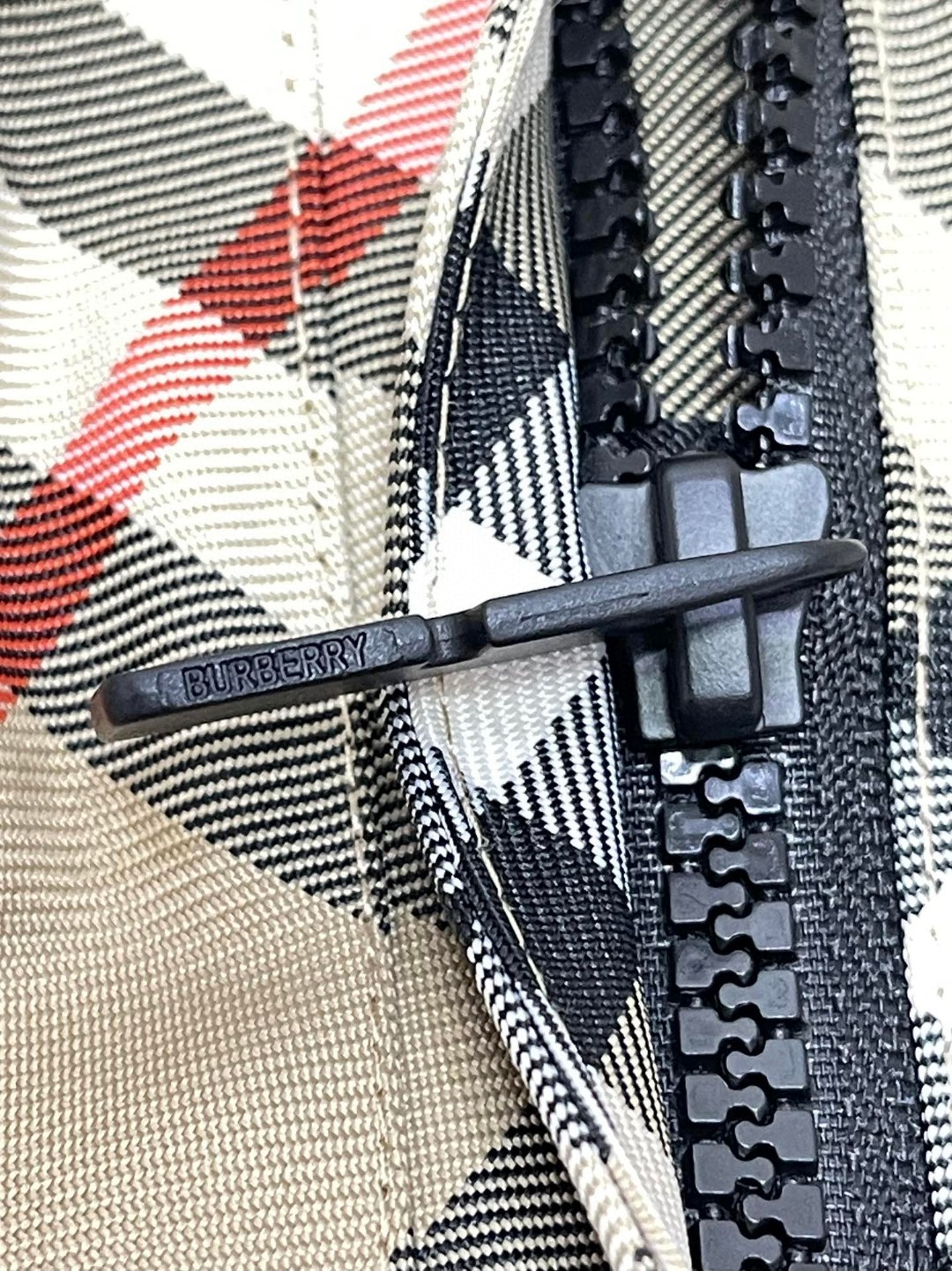 Burberry 巴宝莉 格纹拉链口袋刺绣战马图案松紧腰短裤 裤子 休闲裤 灰色 米色 