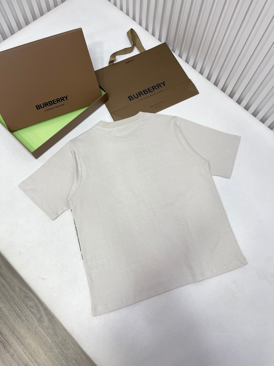 Burberry 巴宝莉 马术骑士印花图案 短袖 T恤 圆领 短款 夏季 米白色 80907881