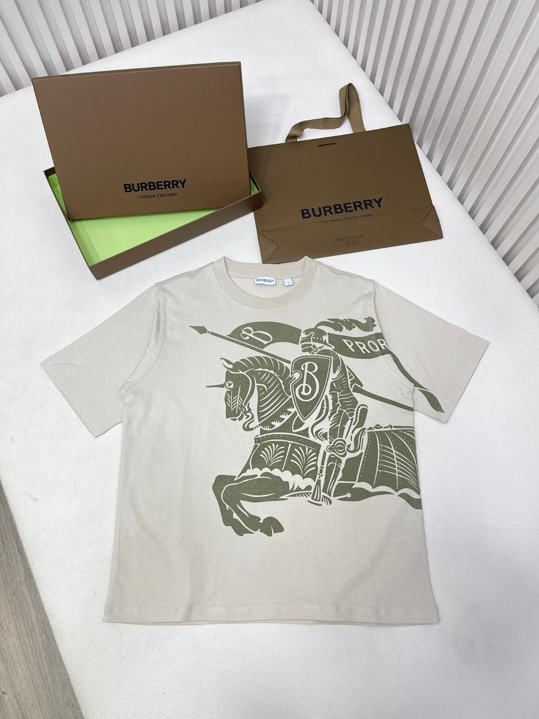 Burberry 巴宝莉 马术骑士印花图案 短袖 T恤 圆领 短款 夏季 米白色 80907881
