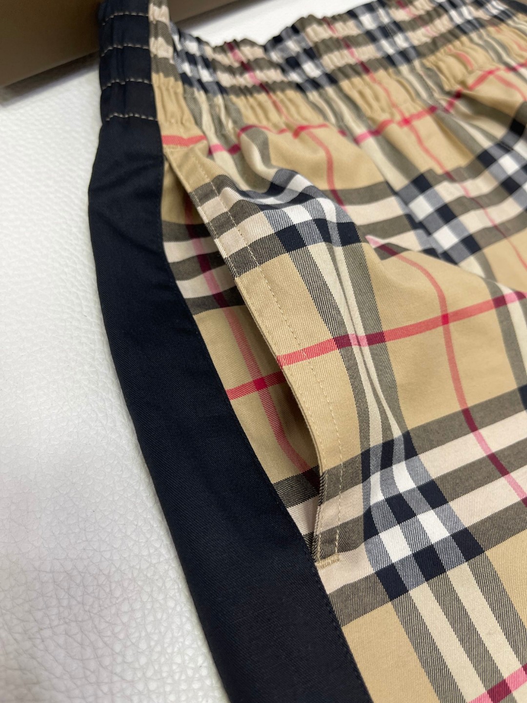 Burberry 巴宝莉 格纹松紧腰短裤 裤子 休闲裤 米白 米黑 80487261