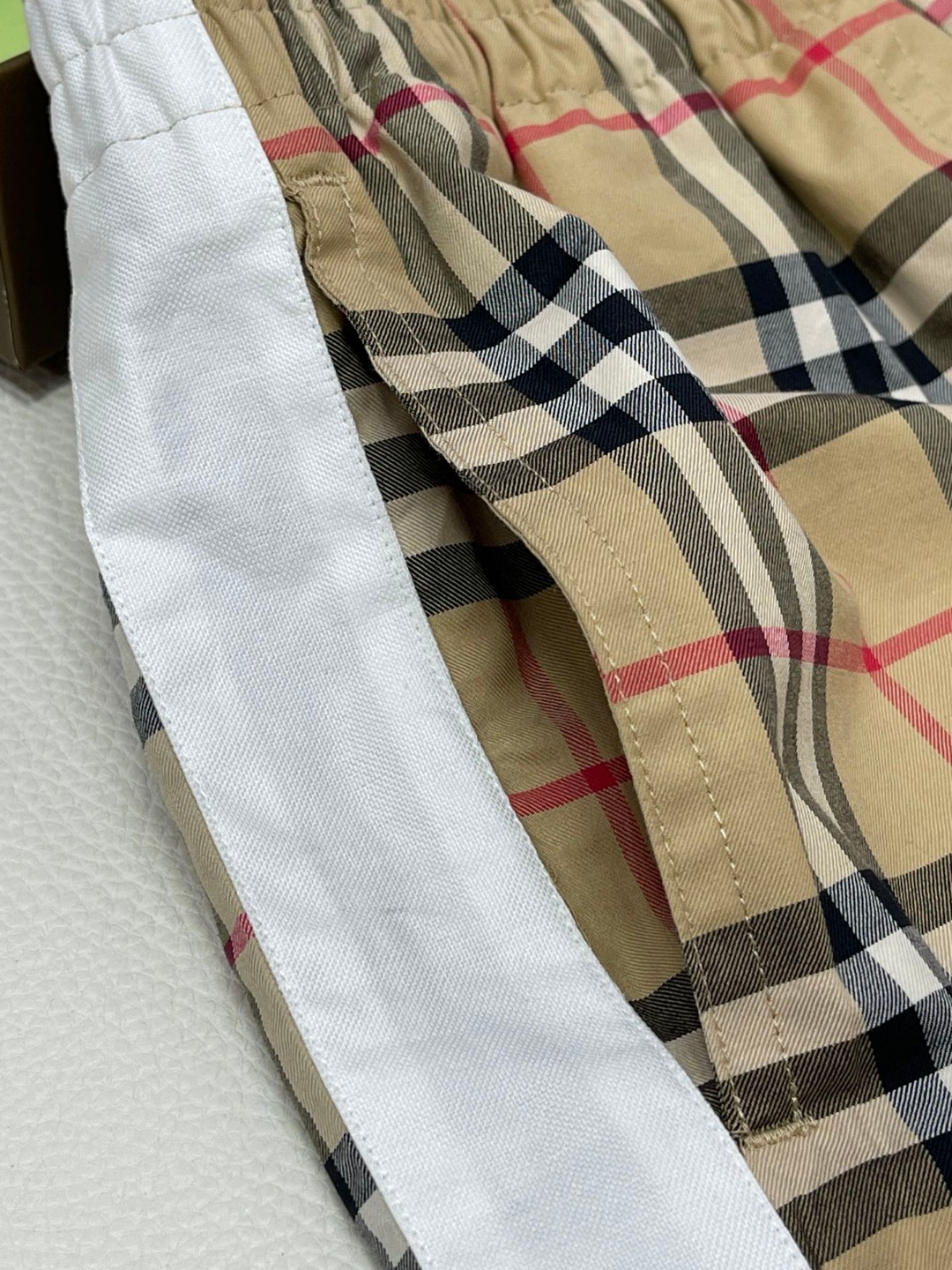 Burberry 巴宝莉 格纹松紧腰短裤 裤子 休闲裤 米白 米黑 80487261