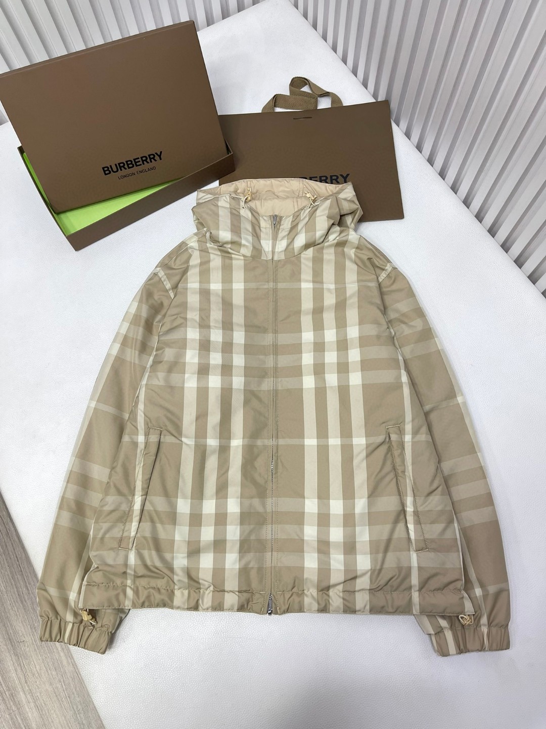 Burberry 巴宝莉 经典格纹两面穿尼龙连帽夹克 长袖 外套 秋冬款 黄褐色 
