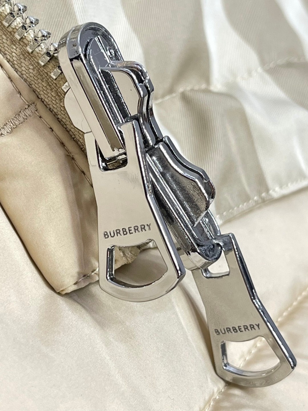 Burberry 巴宝莉 经典格纹两面穿尼龙连帽夹克 长袖 外套 秋冬款 黄褐色 