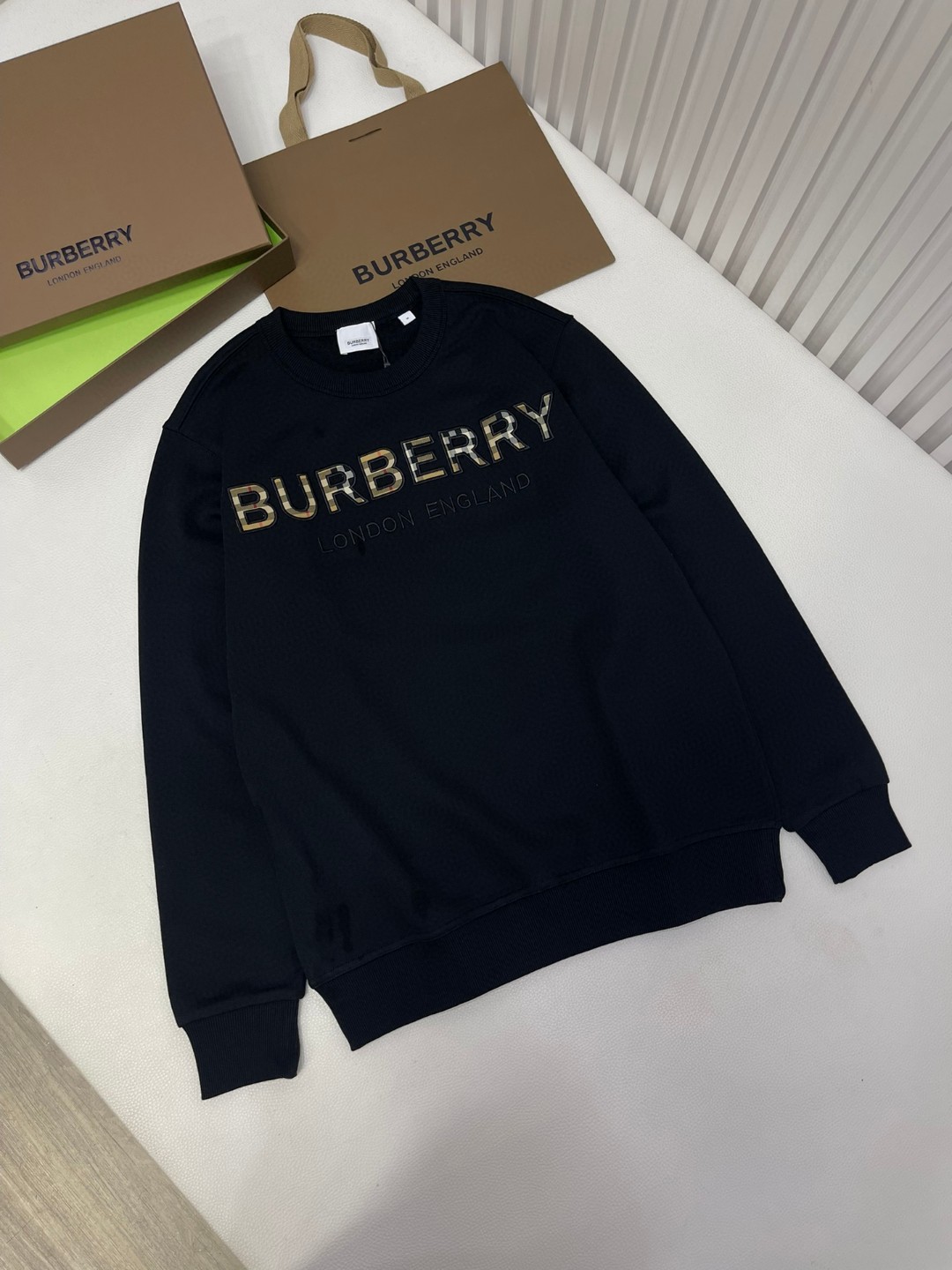 Burberry 巴宝莉 格纹刺绣字母logo卫衣 长袖 圆领 外套 秋冬款 白色 黑色 
