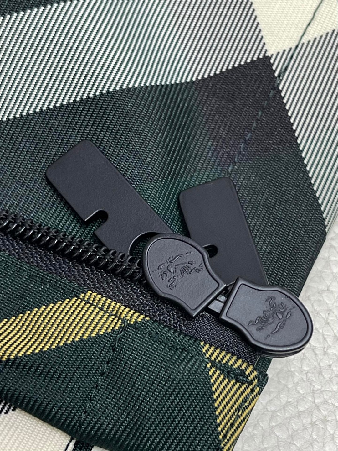 Burberry 巴宝莉 格纹拉链连帽夹克 长袖 外套 短款 女款 绿色 80818891