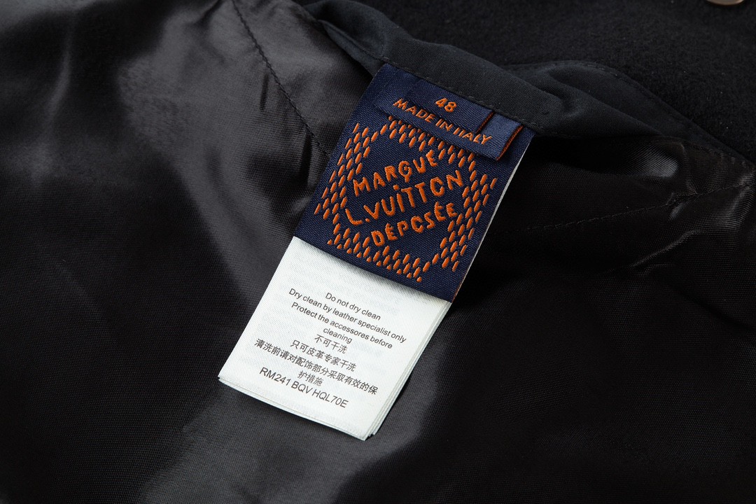 高定系列 LOUIS VUITTON 路易威登 珍珠字母logo皮袖夹克 棒球服 外套 长袖 黑色 1AFINP