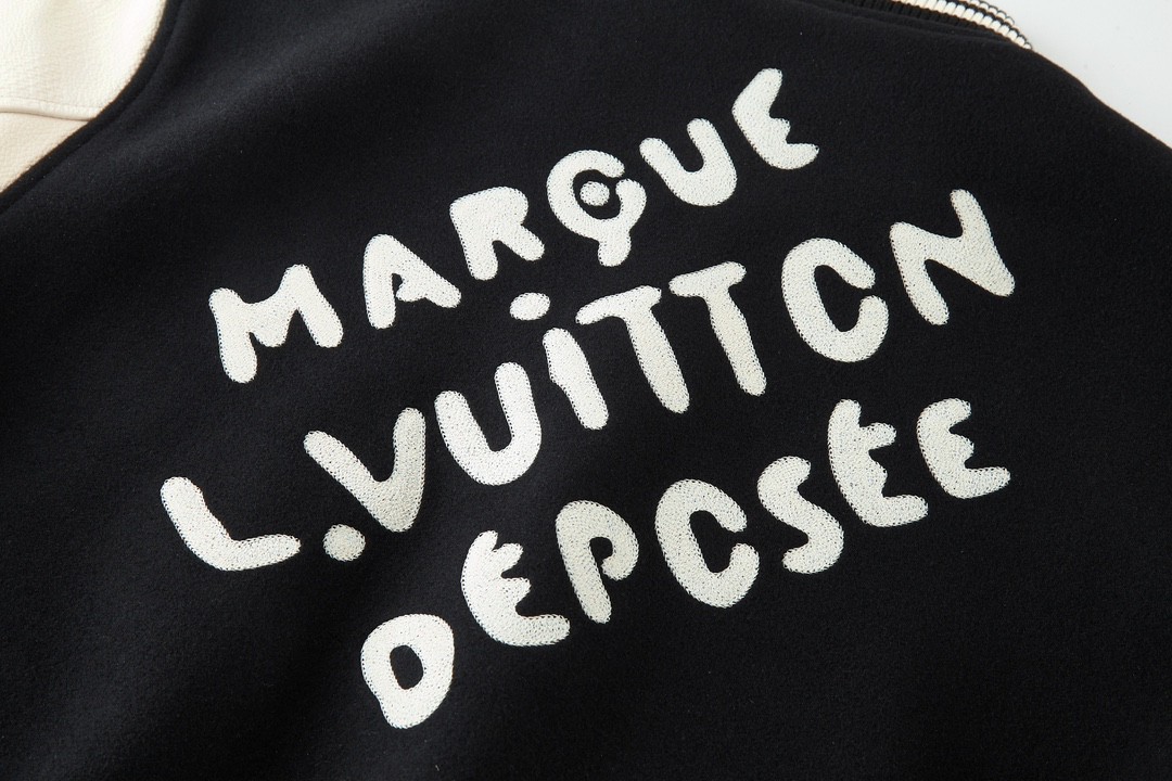 高定系列 LOUIS VUITTON 路易威登 珍珠字母logo皮袖夹克 棒球服 外套 长袖 黑色 1AFINP