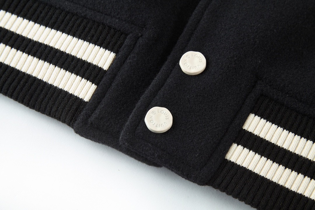 高定系列 LOUIS VUITTON 路易威登 珍珠字母logo皮袖夹克 棒球服 外套 长袖 黑色 1AFINP