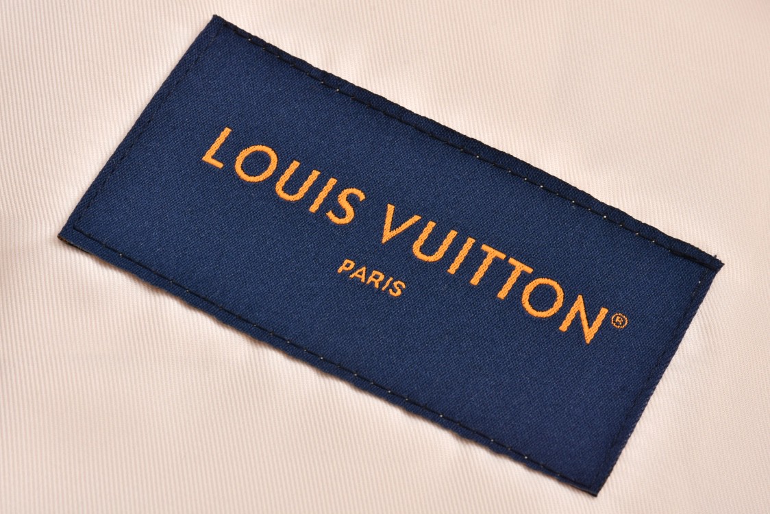 LOUIS VUITTON 路易威登 刺绣钉珠拼接皮袖连帽棒球服 夹克 长袖 外套 米色 1AFQM5