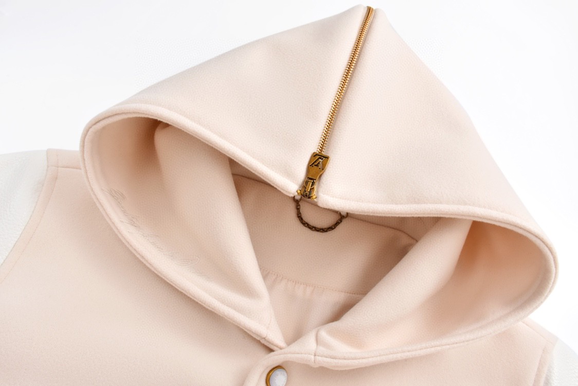 LOUIS VUITTON 路易威登 刺绣钉珠拼接皮袖连帽棒球服 夹克 长袖 外套 米色 1AFQM5