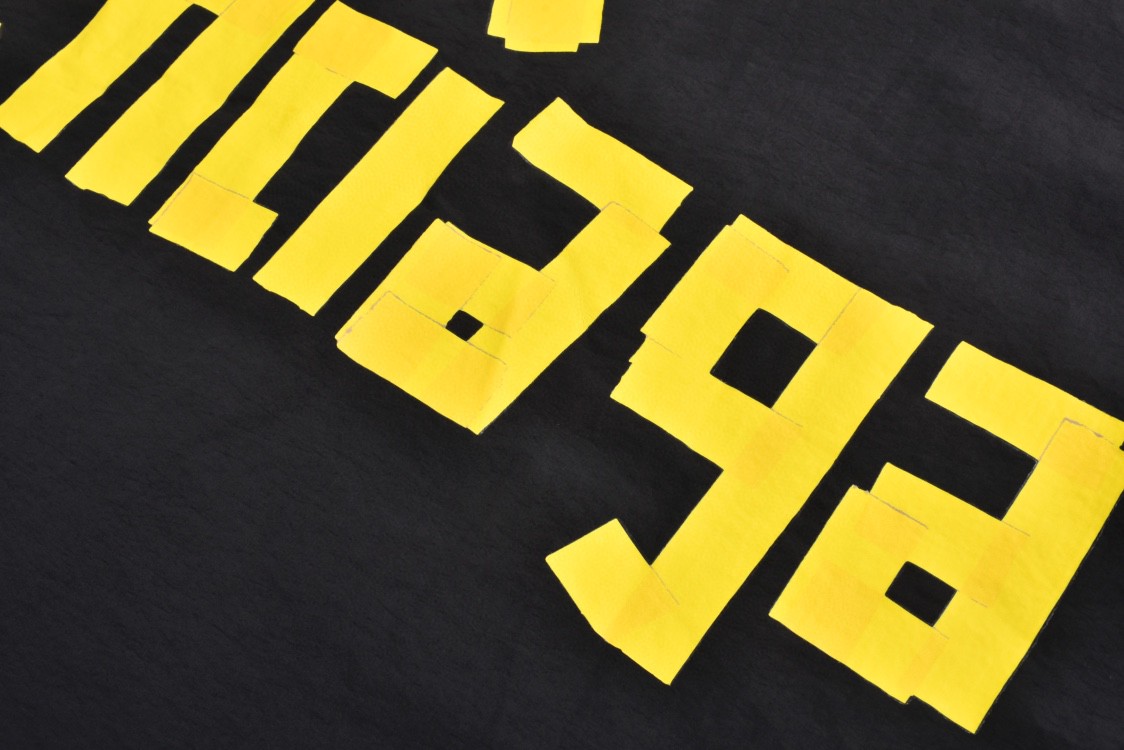 Balenciaga 巴黎世家 后背黄色胶带字母logo拉链夹克 冲锋衣 外套 长袖 秋冬 黑色 794465TPQ381000