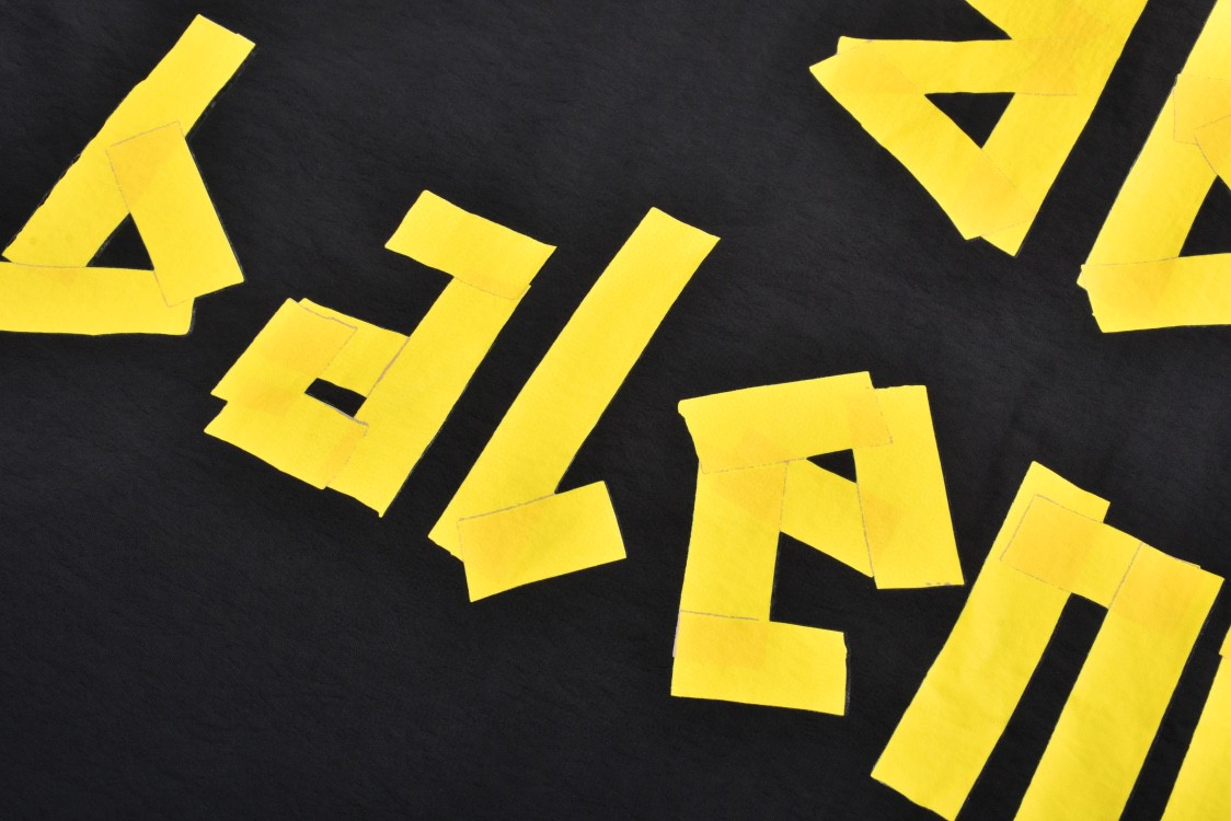 Balenciaga 巴黎世家 后背黄色胶带字母logo拉链夹克 冲锋衣 外套 长袖 秋冬 黑色 794465TPQ381000