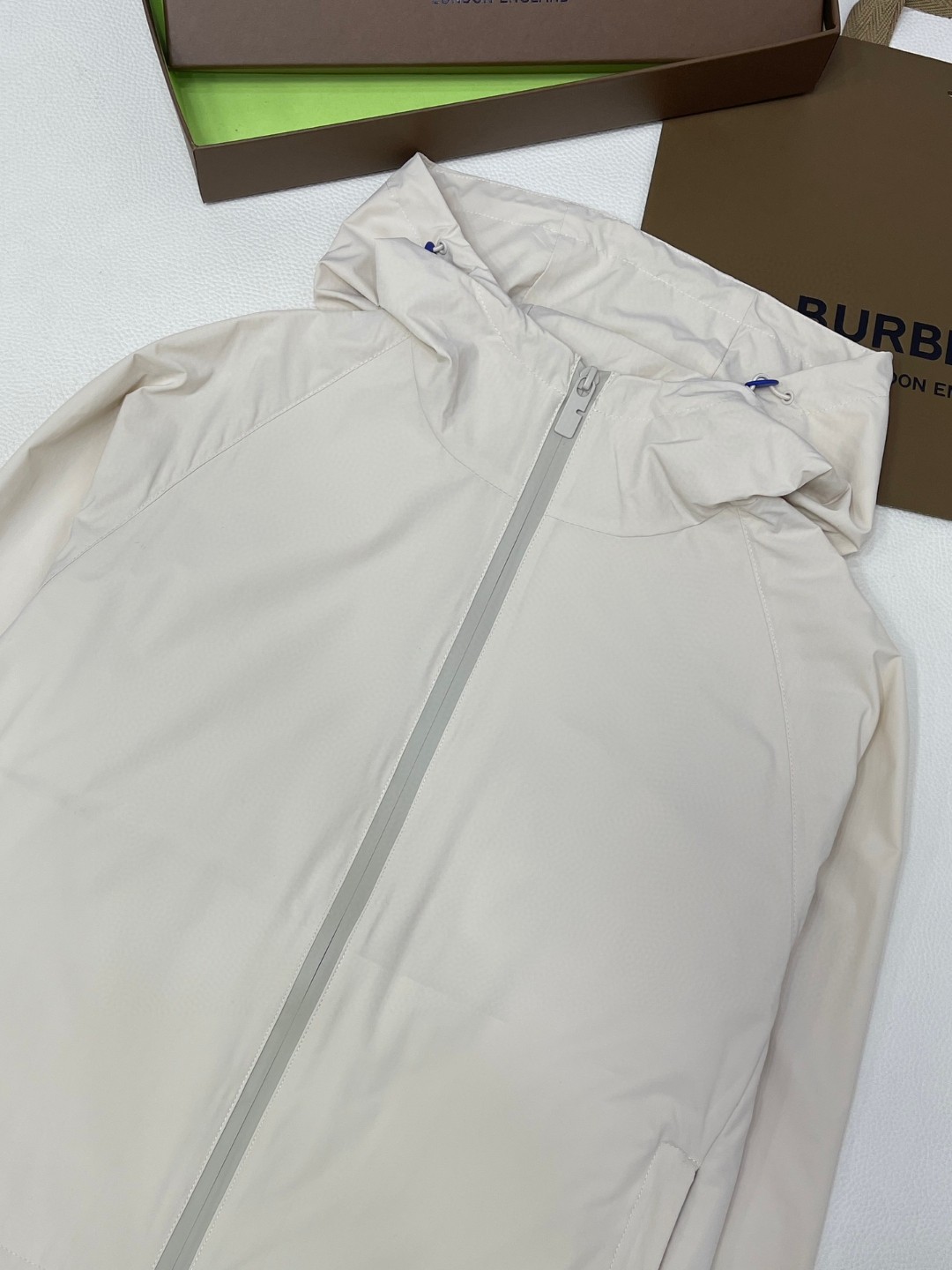 Burberry 巴宝莉 马术骑士徽标贴花连帽夹克 短款 长袖 外套 秋冬款 白色 80825121