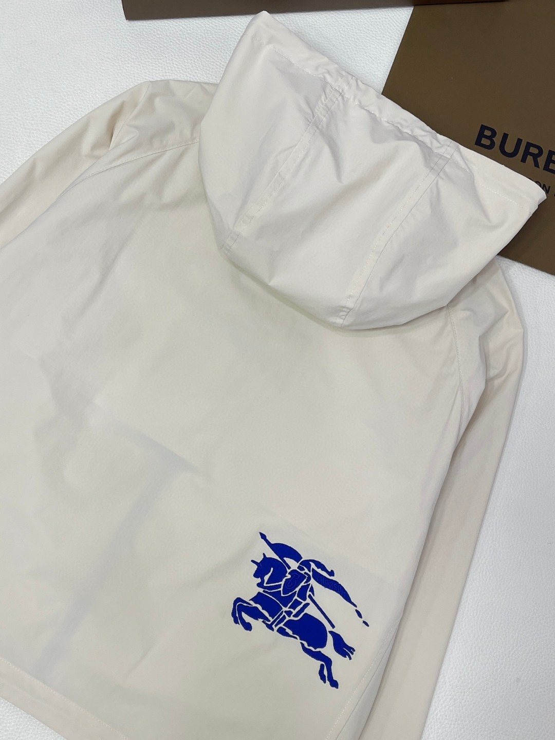 Burberry 巴宝莉 马术骑士徽标贴花连帽夹克 短款 长袖 外套 秋冬款 白色 80825121