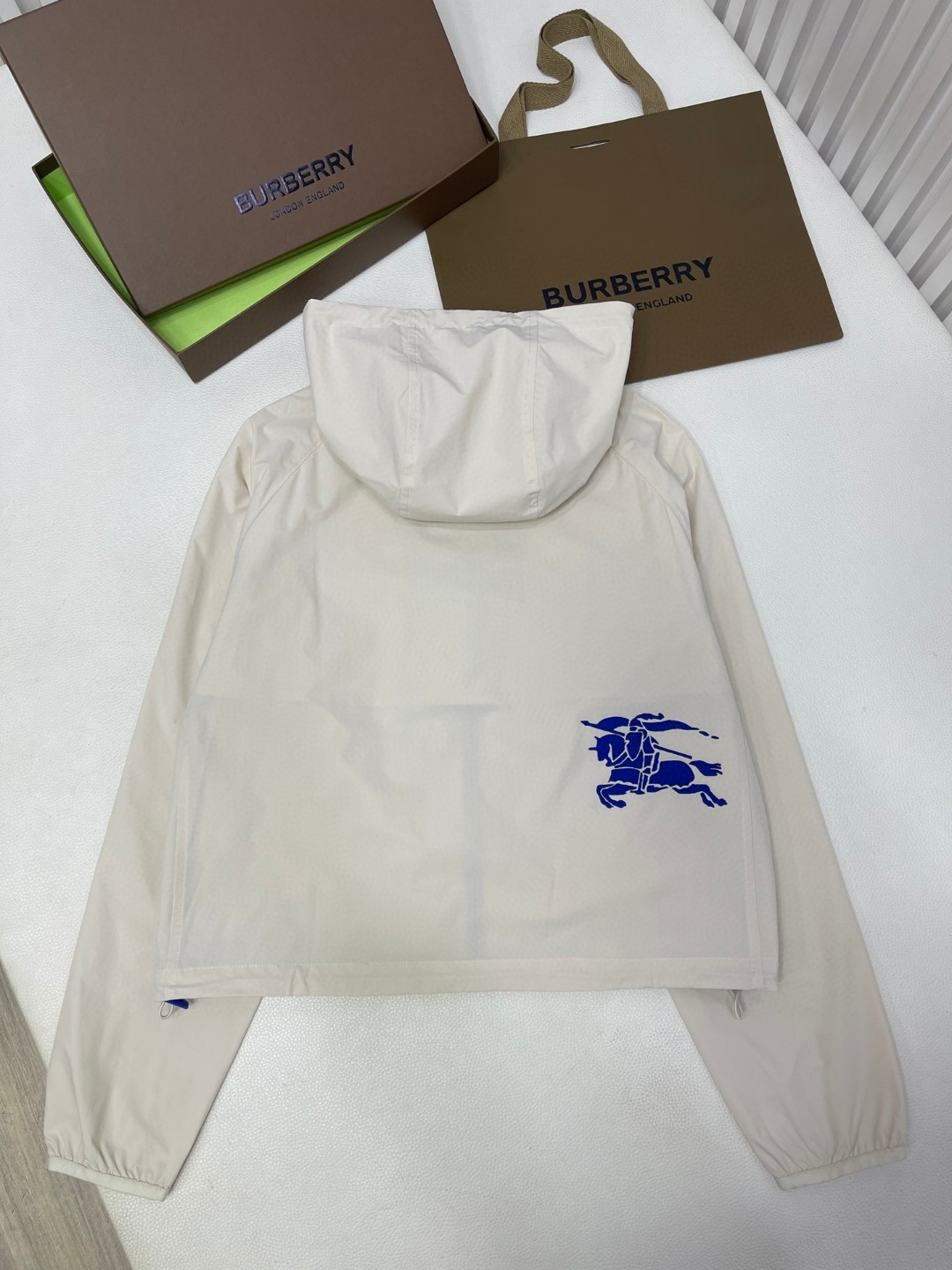 Burberry 巴宝莉 马术骑士徽标贴花连帽夹克 短款 长袖 外套 秋冬款 白色 80825121