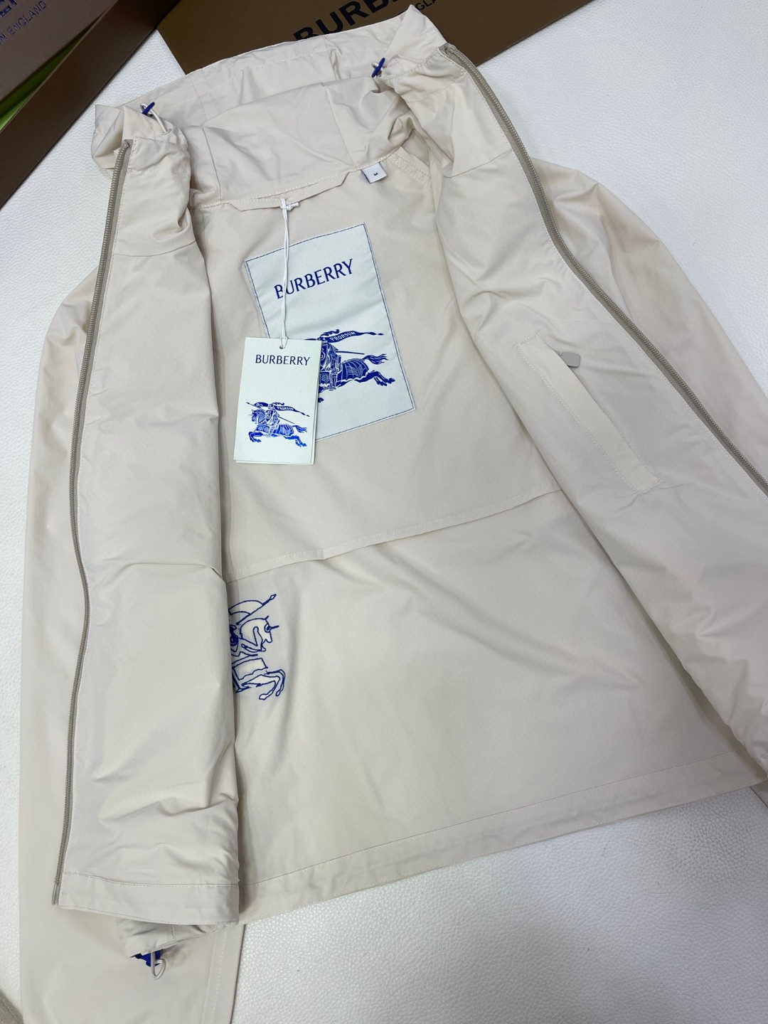 Burberry 巴宝莉 马术骑士徽标贴花连帽夹克 短款 长袖 外套 秋冬款 白色 80825121