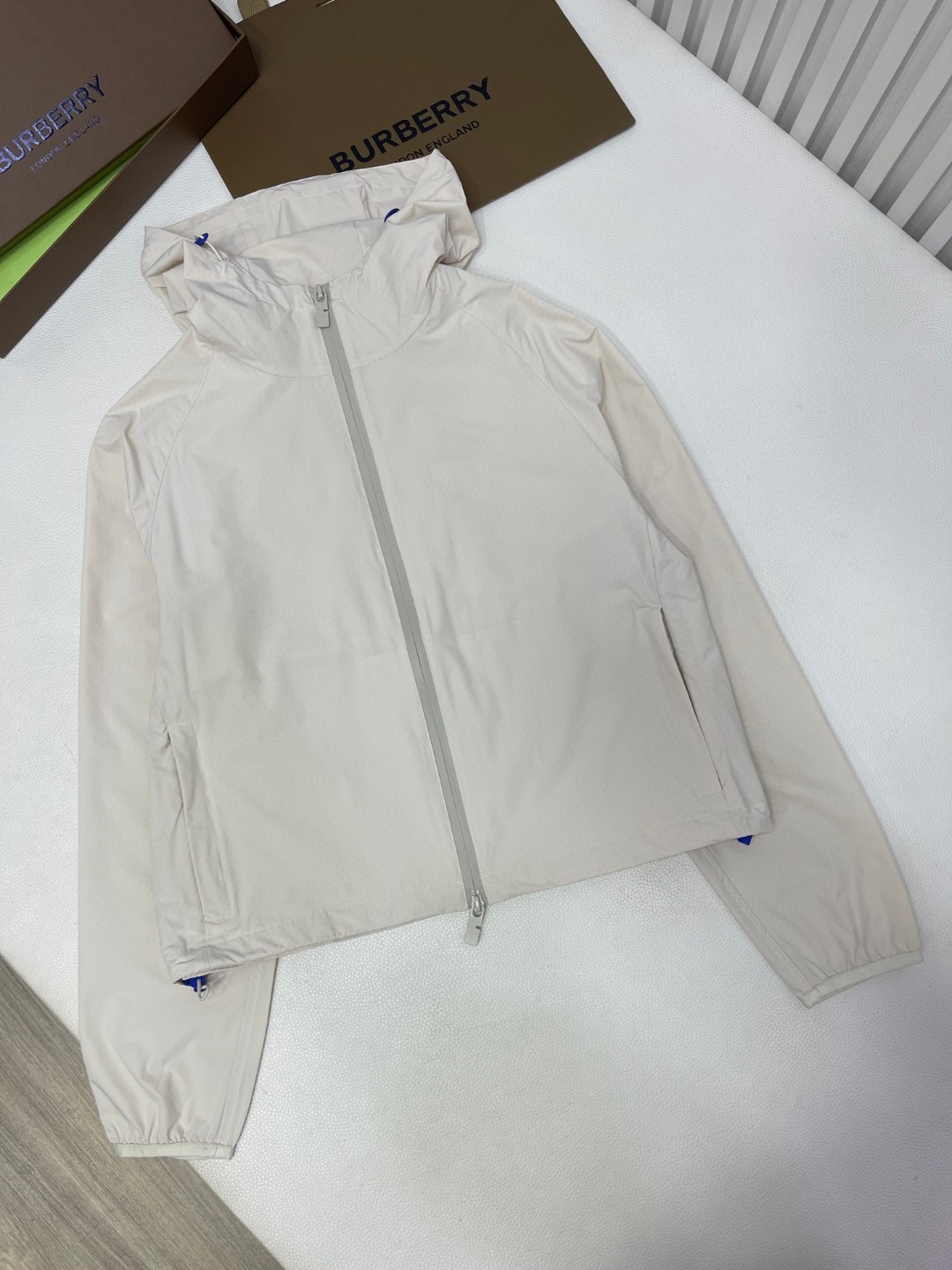 Burberry 巴宝莉 马术骑士徽标贴花连帽夹克 短款 长袖 外套 秋冬款 白色 80825121